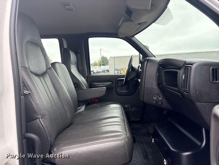 image for item EG8983 2009 Chevrolet C5500 Crew Cab utility / service truck