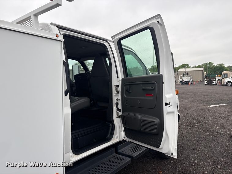 image for item EG8983 2009 Chevrolet C5500 Crew Cab utility / service truck
