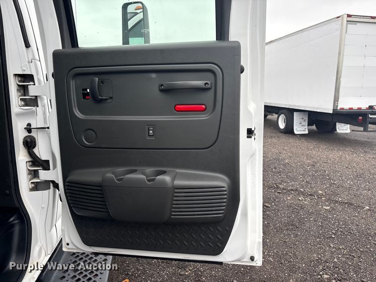 image for item EG8983 2009 Chevrolet C5500 Crew Cab utility / service truck