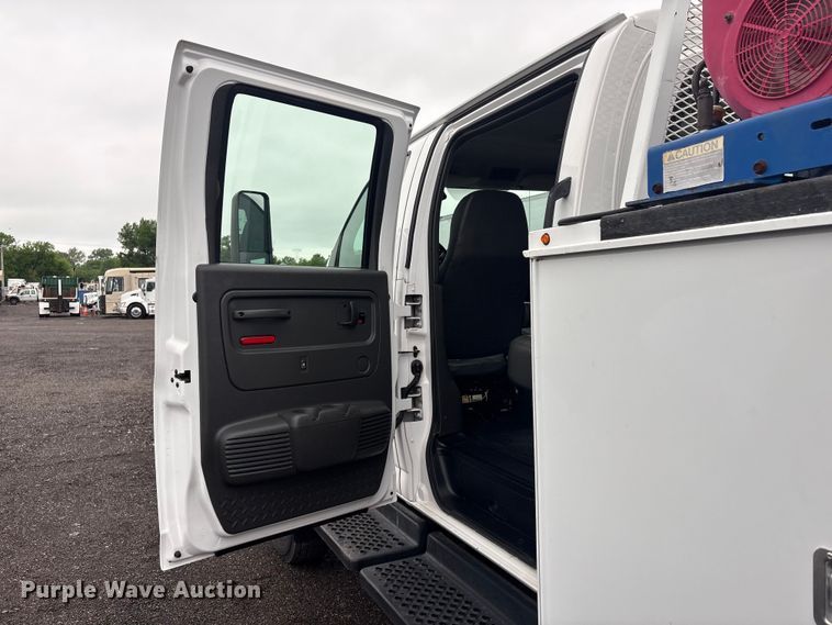 image for item EG8983 2009 Chevrolet C5500 Crew Cab utility / service truck
