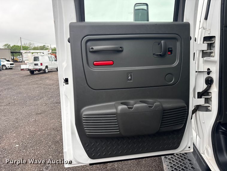 image for item EG8983 2009 Chevrolet C5500 Crew Cab utility / service truck
