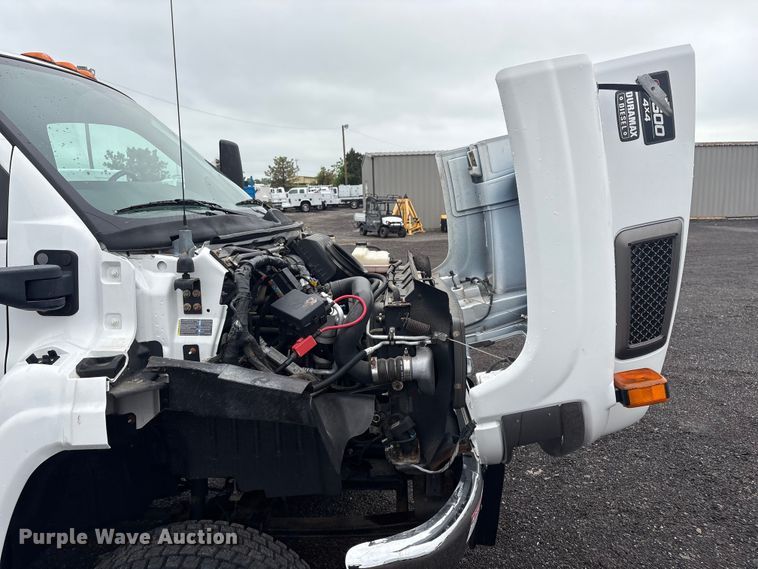 image for item EG8983 2009 Chevrolet C5500 Crew Cab utility / service truck