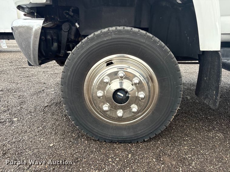 image for item EG8983 2009 Chevrolet C5500 Crew Cab utility / service truck