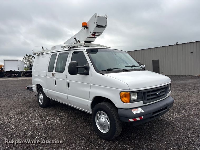 image for item EG8984 2007 Ford E350 van with bucket lift