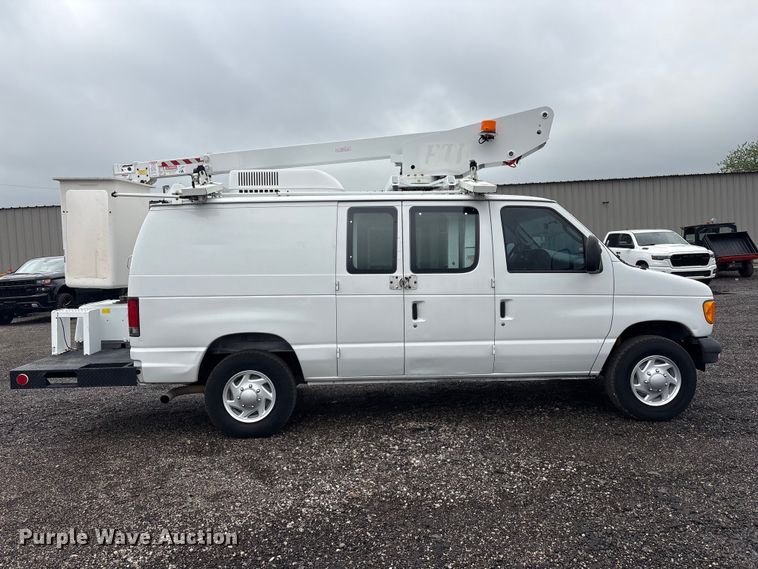 image for item EG8984 2007 Ford E350 van with bucket lift
