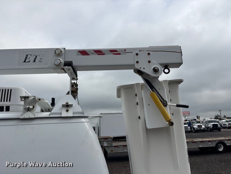 image for item EG8984 2007 Ford E350 van with bucket lift