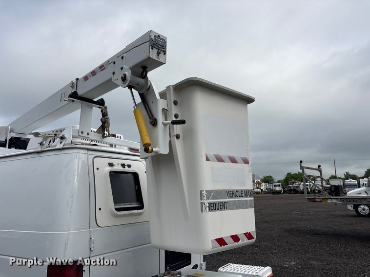 image for item EG8984 2007 Ford E350 van with bucket lift