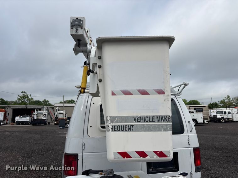 image for item EG8984 2007 Ford E350 van with bucket lift