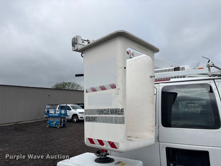 image for item EG8984 2007 Ford E350 van with bucket lift