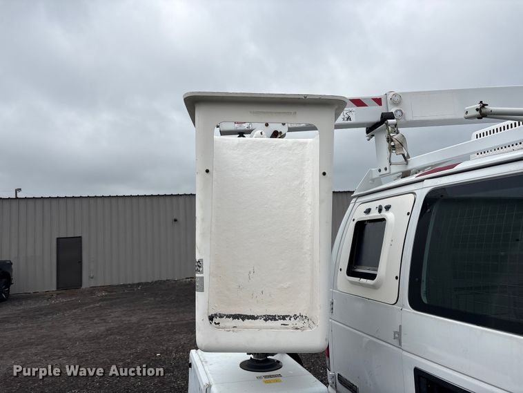 image for item EG8984 2007 Ford E350 van with bucket lift