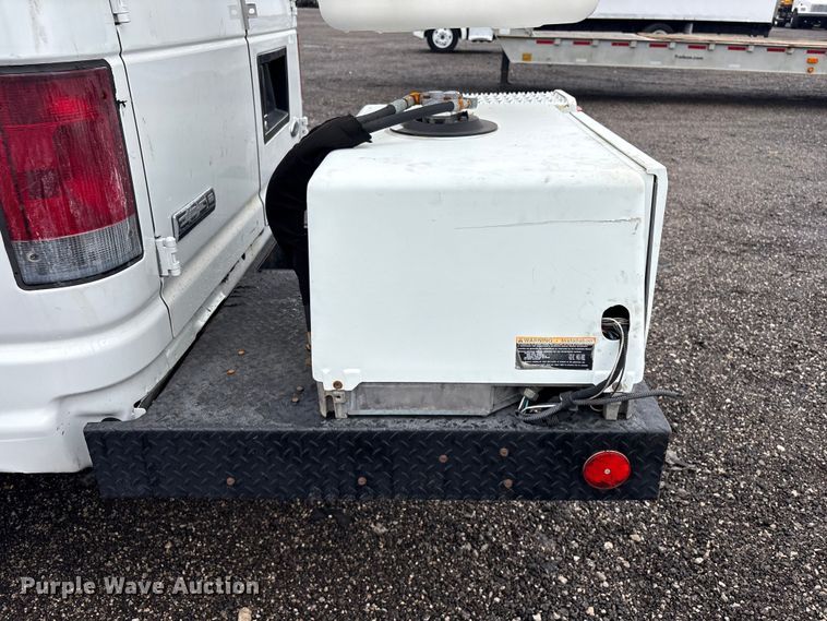 image for item EG8984 2007 Ford E350 van with bucket lift