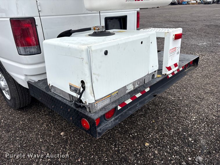 image for item EG8984 2007 Ford E350 van with bucket lift