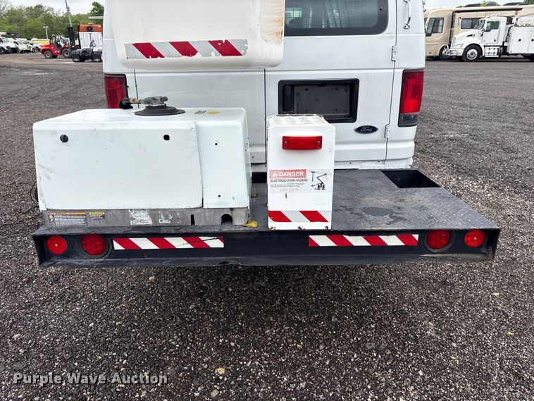 image for item EG8984 2007 Ford E350 van with bucket lift