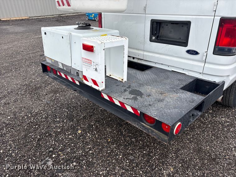 image for item EG8984 2007 Ford E350 van with bucket lift