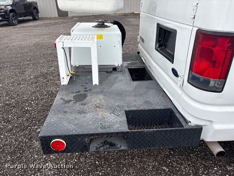 image for item EG8984 2007 Ford E350 van with bucket lift