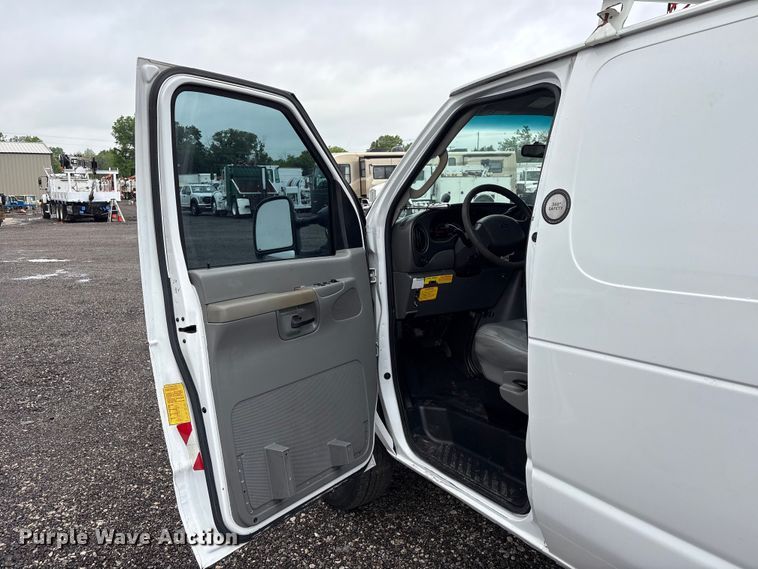 image for item EG8984 2007 Ford E350 van with bucket lift