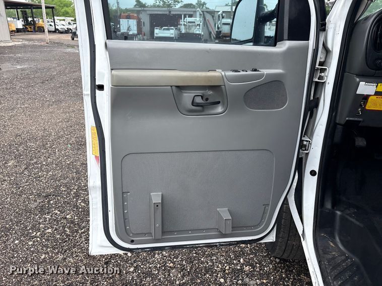 image for item EG8984 2007 Ford E350 van with bucket lift