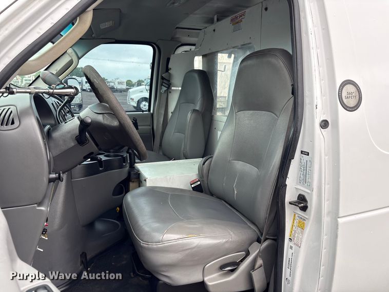 image for item EG8984 2007 Ford E350 van with bucket lift