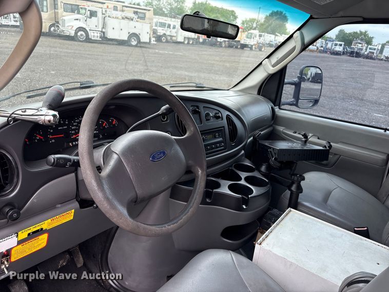 image for item EG8984 2007 Ford E350 van with bucket lift