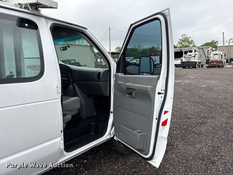 image for item EG8984 2007 Ford E350 van with bucket lift