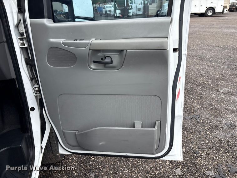 image for item EG8984 2007 Ford E350 van with bucket lift
