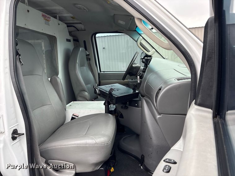 image for item EG8984 2007 Ford E350 van with bucket lift