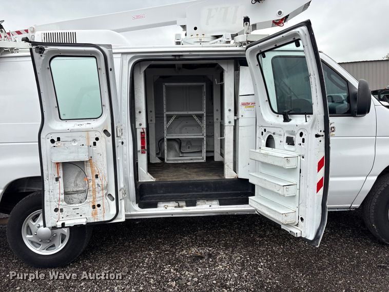 image for item EG8984 2007 Ford E350 van with bucket lift