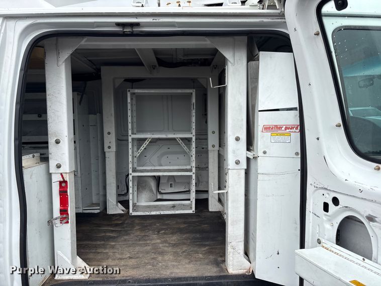 image for item EG8984 2007 Ford E350 van with bucket lift