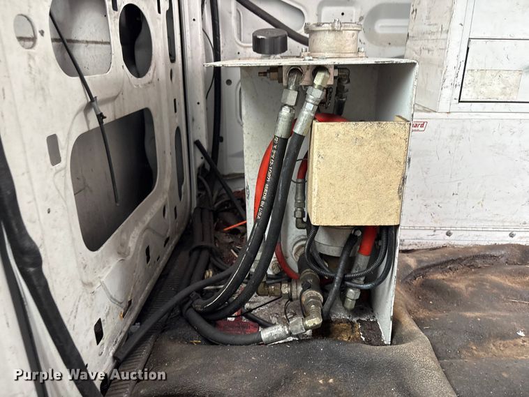 image for item EG8984 2007 Ford E350 van with bucket lift