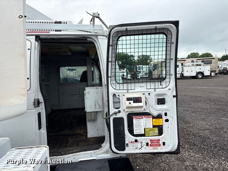 image for item EG8984 2007 Ford E350 van with bucket lift