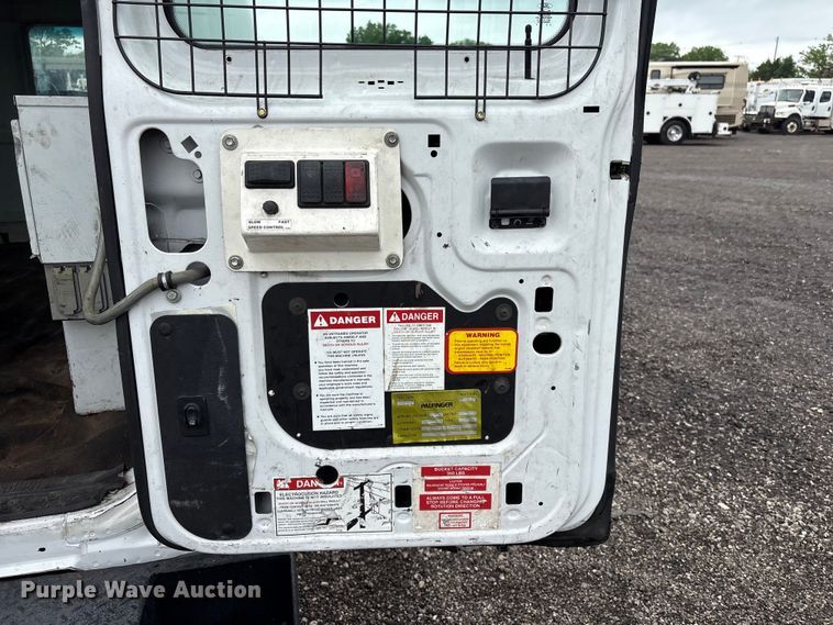 image for item EG8984 2007 Ford E350 van with bucket lift