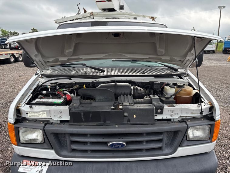 image for item EG8984 2007 Ford E350 van with bucket lift
