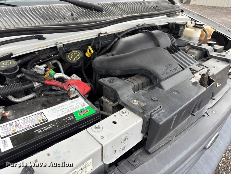 image for item EG8984 2007 Ford E350 van with bucket lift