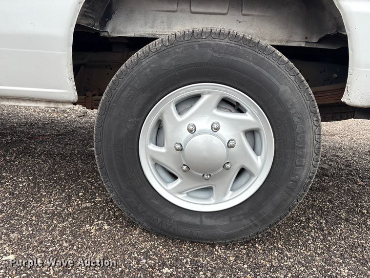 image for item EG8984 2007 Ford E350 van with bucket lift