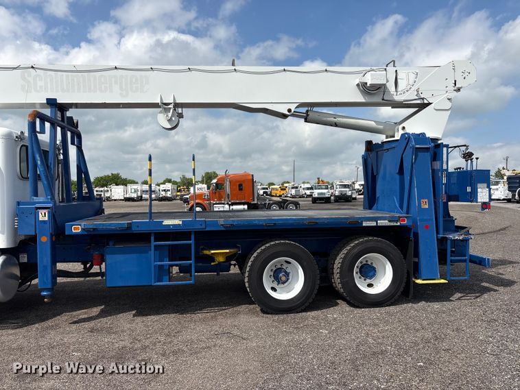 image for item EG8991 2007 Peterbilt 340 crane truck