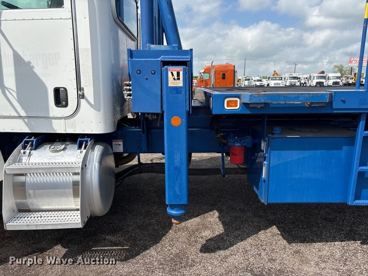 image for item EG8991 2007 Peterbilt 340 crane truck