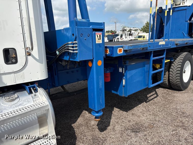 image for item EG8991 2007 Peterbilt 340 crane truck