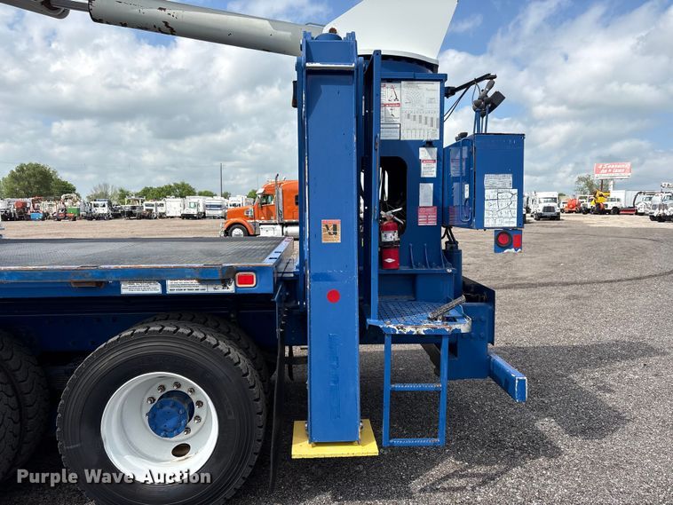 image for item EG8991 2007 Peterbilt 340 crane truck