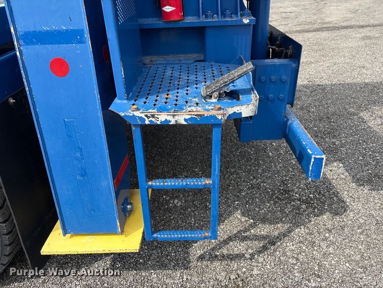 image for item EG8991 2007 Peterbilt 340 crane truck