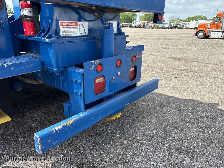 image for item EG8991 2007 Peterbilt 340 crane truck