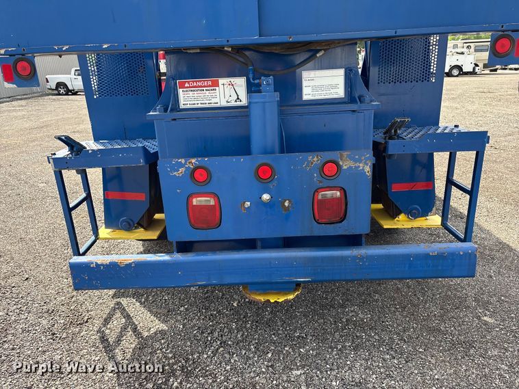 image for item EG8991 2007 Peterbilt 340 crane truck