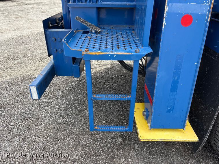 image for item EG8991 2007 Peterbilt 340 crane truck