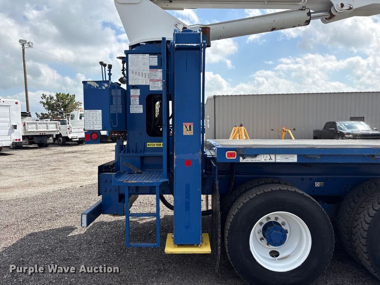 image for item EG8991 2007 Peterbilt 340 crane truck