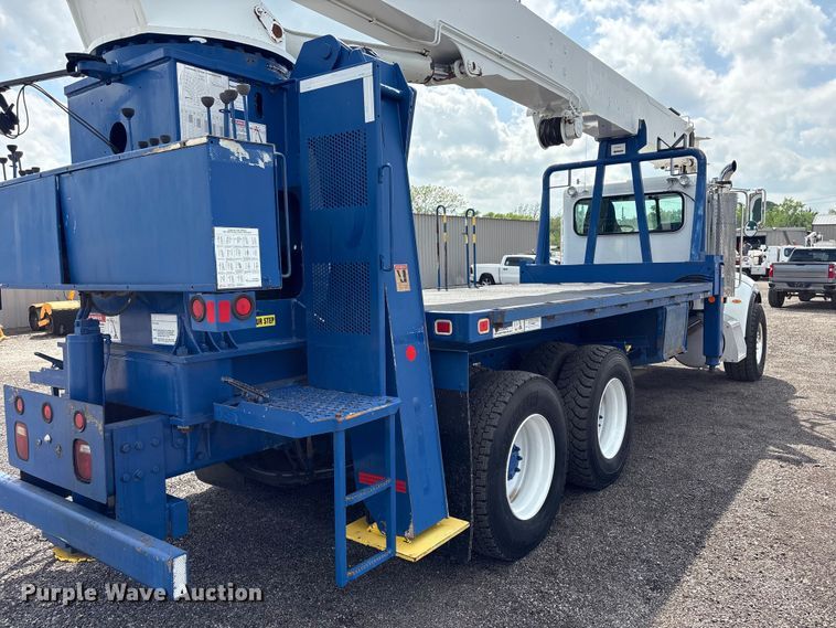 image for item EG8991 2007 Peterbilt 340 crane truck