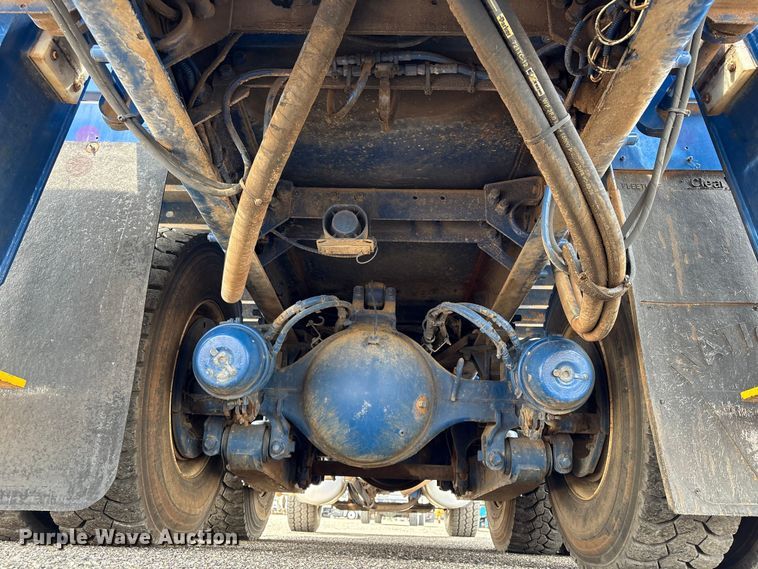 image for item EG8991 2007 Peterbilt 340 crane truck