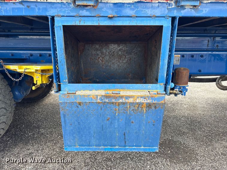 image for item EG8991 2007 Peterbilt 340 crane truck