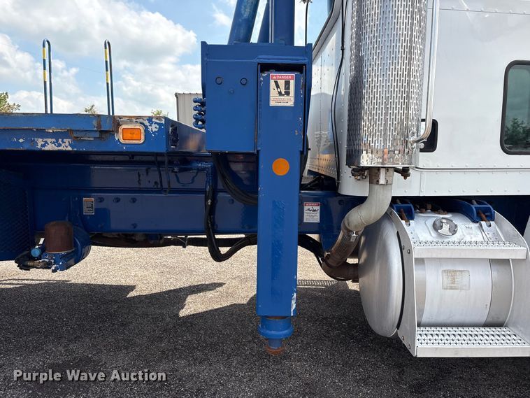 image for item EG8991 2007 Peterbilt 340 crane truck
