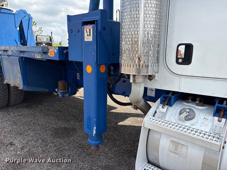 image for item EG8991 2007 Peterbilt 340 crane truck