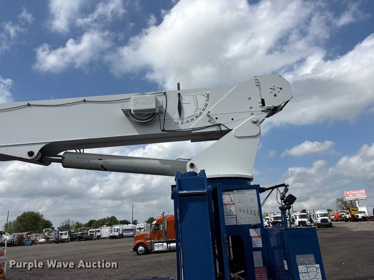 image for item EG8991 2007 Peterbilt 340 crane truck