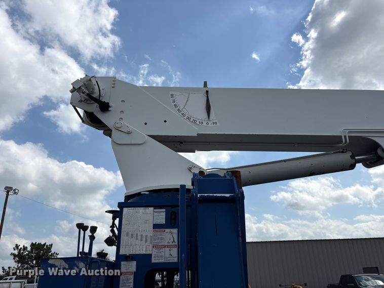 image for item EG8991 2007 Peterbilt 340 crane truck